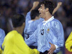 Alejando Lembo (centro) e Marcelo Romero (esquerda) comemoram gol da vitria uruguaia em 2001