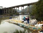 Interdio da ponte em Ibirama sobre o Rio Herclio, operrios fazem tapumes para reformar a ponte