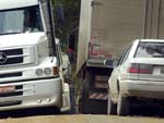 Com a interdio da ponte, motoristas e caminhoneiros disputam espao reduzido na Rua Blumenau em Ibirama