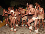 A Seleo foi recepcionada por um grupo da etnia sesotho fazendo uma dana tpica de boas-vindas