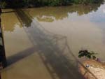 Flagrante de moradores pescando no Rio Itaja-Au, no Centro de Blumenau.