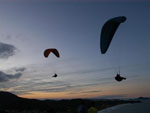 Praticantes de parapentes no Morro do Careca, em Balnerio Cambori.