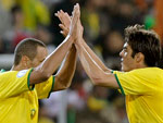 Luis Fabiano celebra com Kak o segundo gol do Brasil, marcado aos 43 minutos de jogo