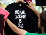 Na Inglaterra, camisetas com mensagens sobre a morte do cantor j esto sendo comercializadas. Na foto, vendedor estende pea com a frase &quot;Michael Jackson est morto&quot;.