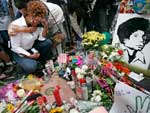 Em Los Angeles, fs se aglomeram para chorar a morte do dolo da msica pop