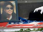 Na Espanha, fs de Michael Jackson deixam lembranas junto a um retrato do cantor