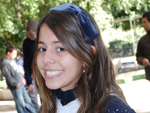 Giovanna Lima, 16 anos, do Colgio Santo Antnio, incrementou o visual – bsica, bolerinho e jeans - com a tiarinha fofa de lao. As tiaras esto com tudo no inverno!