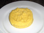 A polenta deve ficar no meio do prato.