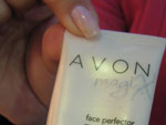 Antes de comear, a maquiadora aconselha o uso do produto lanamento da Avon, o creme de disfarce para poros e linhas finas, “Face Perfector”