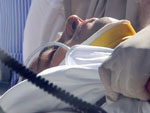Na foto, Massa aparece sedado e sendo levado para o hospital.