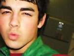 Vai, Joe Jonas! Com essas bochechinhas rosinhas e esse biquinho. T muito fofo!