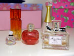 Quer saber qual  o cheirinho da rainha? Entre os vrios perfumes que coleciona, o seu preferido ultimamente  o Miss Dior Chrie, da Dior.