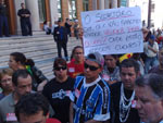 Munidos de cartazes, faixas e fazendo uso de um carro de som, os manifestantes chegaram at o Pao Municipal e discursaram em frente  prefeitura.