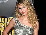 Taylor Swift - a cintilante! O novo estouro do pop country abusa nos vestidos brilhosos e arrasa nos tapetes vermelhos. Jill Johnson/JPI; Lionel Hahn/Abaca