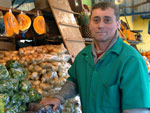 Arlindo Klemer vende vegetais e frutas j embalados.