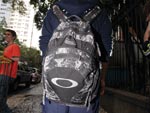 Giovannni, do 1 colegial, escolheu uma mochila em estilo surfwear. A estampa camuflada combina com o uniforme.