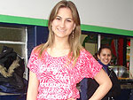 Ana Karina, 17 anos, do Colgio Joo Paulo I Higienpolis Porto Alegre, alegrou o look esportivo tnis + legging com a blusa compridinha rosa-choque. A estampa deixa o modelito bem chamativo