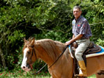 Valdir Pinto Machado, morador do Bairro Chapu do Sol, cria cavalos. H pouco mais de um ano ele adotou o cavalo crioulo Macanudo, abandonado pelo antigo dono por ser muito rebelde. Hoje, tranquilo domado com carinho, o animal  o melhor amigo de Valdir.