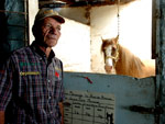 Valdir Pinto Machado, morador do Bairro Chapu do Sol, cria cavalos. H pouco mais de um ano ele adotou o cavalo crioulo Macanudo, abandonado pelo antigo dono por ser muito rebelde. Hoje, tranquilo domado com carinho, o animal  o melhor amigo de Valdir.