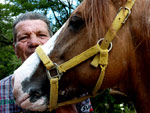 Valdir Pinto Machado, morador do Bairro Chapu do Sol, cria cavalos. H pouco mais de um ano ele adotou o cavalo crioulo Macanudo, abandonado pelo antigo dono por ser muito rebelde. Hoje, tranquilo domado com carinho, o animal  o melhor amigo de Valdir.