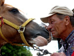 Valdir Pinto Machado, morador do Bairro Chapu do Sol, cria cavalos. H pouco mais de um ano ele adotou o cavalo crioulo Macanudo, abandonado pelo antigo dono por ser muito rebelde. Hoje, tranquilo domado com carinho, o animal  o melhor amigo de Valdir.