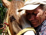 Valdir Pinto Machado, morador do Bairro Chapu do Sol, cria cavalos. H pouco mais de um ano ele adotou o cavalo crioulo Macanudo, abandonado pelo antigo dono por ser muito rebelde. Hoje, tranquilo domado com carinho, o animal  o melhor amigo de Valdir.