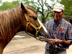 Valdir Pinto Machado, morador do Bairro Chapu do Sol, cria cavalos. H pouco mais de um ano ele adotou o cavalo crioulo Macanudo, abandonado pelo antigo dono por ser muito rebelde. Hoje, tranquilo domado com carinho, o animal  o melhor amigo de Valdir.