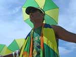 Um homem assistiu na praia de Copacabana, no Rio de Janeiro, espera o anncio da sede dos Jogos Olmpicos 