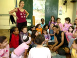 Na foto, Gabriel ensaia na Escola Municipal de Ensino Fundamental Ana Iris do Amaral, no projeto de dana coordenado pela professora Angela Tonon.