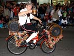 Leitores do Santa.com.br mostram em fotos como foi o primeiro desfile da Oktoberfest. Nesta quarta-feira tem mais, s 19h30min.