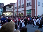 Leitores do Santa.com.br mostram em fotos como foi o primeiro desfile da Oktoberfest. Nesta quarta-feira tem mais, s 19h30min.