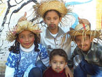 Anelise Machado manda a fotos os sobrinhos e afilhados amados na festa Julina da escola. Em p est o Fbio,  esquerda, Beatriz,  direita, Vagner, e o bem pequeninho  o Felipe. Ela ama muito a famlia e deseja um Feliz Dia das Crianas!