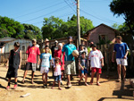 Mesmo sem chuteiras, bolas novas, coletes ou uma rede para as goleiras, Cludio no desiste. E nem a gurizada desiste dele.