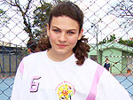 Caroline da Rosa Nerbas, 14 anos, do 1 ano do Colgio Santa Catarina, fez bonito nos jogos. Para quebrar a mesmice do uniforme do time, ela optou por um tnis azul. Destaque total para os ps