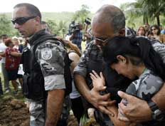 PMs choram no enterro do soldado Izo Gomes Patricio, que estava no helicóptero abatido no sábado - Antonio Lacerda, EFE 