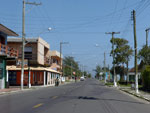 Centro de Santa Terezinha, onde veculos pesados finalmente deixam a beira da praia e voltam a circular entre os bairros