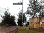 Antiga placa de identificao de obra na entrada de Torres Sul, onde o trecho volta a ter calamento.