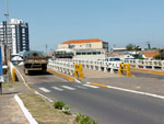 Ponte entre Imb e Tramanda, onde os veculos acessam o centro da cidade, complicando o trnsito no vero.