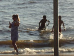 Danilo Cunha faz o alerta: com o calor, a populao arrisca a vida nas guas profundas e poludas do Rio Guaba em locais imprprios para banho, na Capital. Na foto, banhistas se arriscam no Bairro Ipanema, onde no h salva-vidas.