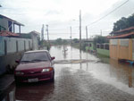 Lenise Machado reclama dos alagamentos na Servido Portal do Sol, em Ingleses, em Florianpolis, em Santa Catarina. Ela conta que a rua s possui drenos e no h esgoto fluvial. Quando chove forte, a gua entra nas casas e inunda tudo.