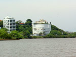 Prximo ao Museu Iber Camargo, onde muitas crianas tomam banho, o terreno irregular esconde buracos profundos.