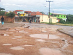 Fabiane Tessmer alerta para os buracos e valetas na Rua Nrgica Rodrigues de Castro, na Vila Augusta, em Viamo.