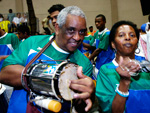 Ritmistas da escola de samba da Vila Mapa ele toca cuca e ela toca ganz.