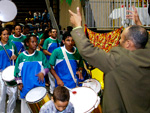 Bateria da Vila Mapa faz arrasto em sua apresentao, foi uma festa em meio s arquibancadas.