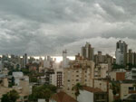 Foto tirada pouco aps o meio-dia na Rua Maranguape, em Porto Alegre.