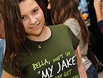 Representando o time de Jacob, Isabela Bizzi, 14 anos, foi vestiu a camiseta do Lobisomem: “Bella, no diga meu Jake. Voc j tem seu Edward. Jacob Black  meu lobo. Sacou?&quot;