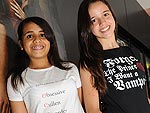 &quot;Eu tenho uma doena. Chama-se Transtorno Obsessivo pelo Cullen&quot; dizia a camiseta de Gabriela Santos, 13 anos. J Eduarda May, tambm 13 anos, deixa bem claro que troca os prncipes de contos de fada pelos dentuos...