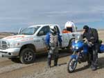 Foram at l de avio, pegaram os veculos e pilotaram 150km encarando gelo at Cabo Virgenes, no Extreito de Magalhes, ponto zero da Ruta 40.