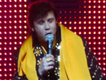 Fabiano Feltrin, do documentrio A Jaqueta do Elvis, canta msica do rei