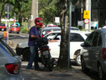 Leitor denuncia que na Rua Costa, no Bairro Menino Deus, os motociclistas estacionam em cima da calada, prejudicando o trnsito de pedestres. O problema , principalmente, atrs do Hospital Menino Deus.